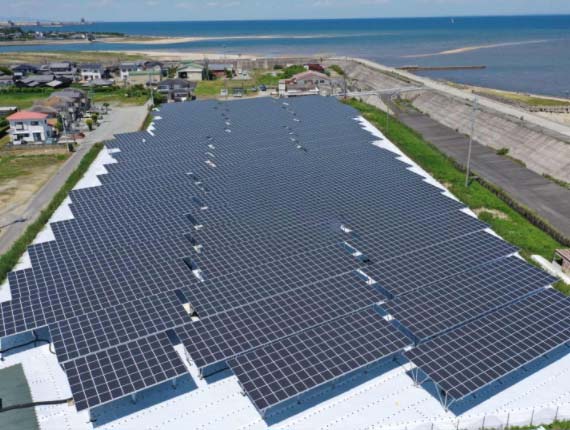 塩害の激しい地域、日本の三重県、松阪市五十町、地上2メートルの両面太陽電池モジュールを使用した設置